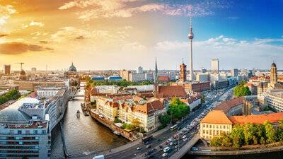 Panoramablick auf die Berliner Innenstadt bei Sonnenuntergang